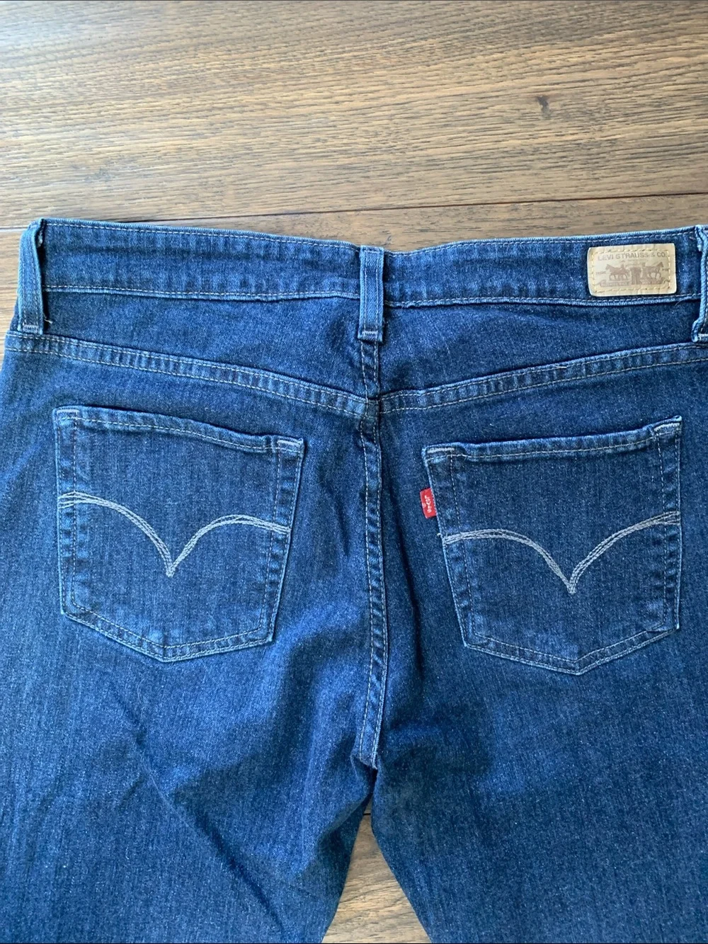 Levi's Women's Classic Mid Rise Skinny Straight-Leg Denim Jeans.Pre-Owned. 31x29 - Picture 6 of 7